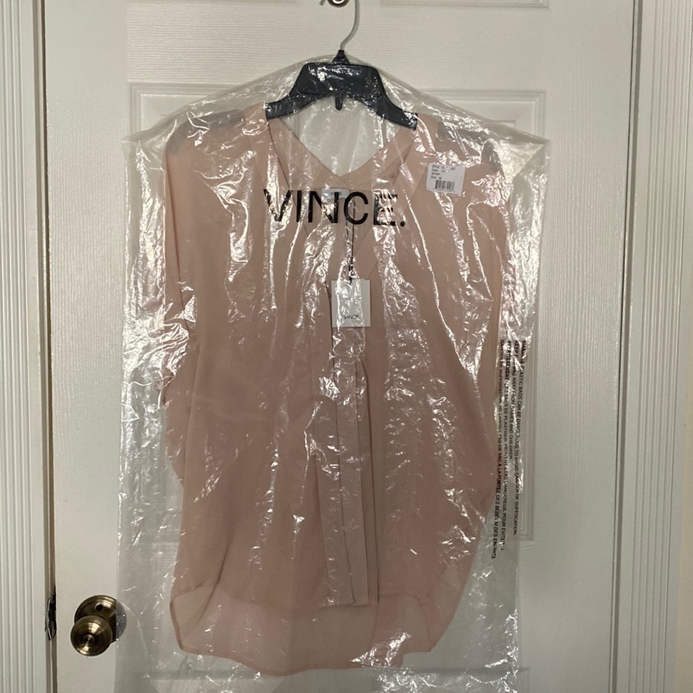 Beautiful lightweight Vince top.